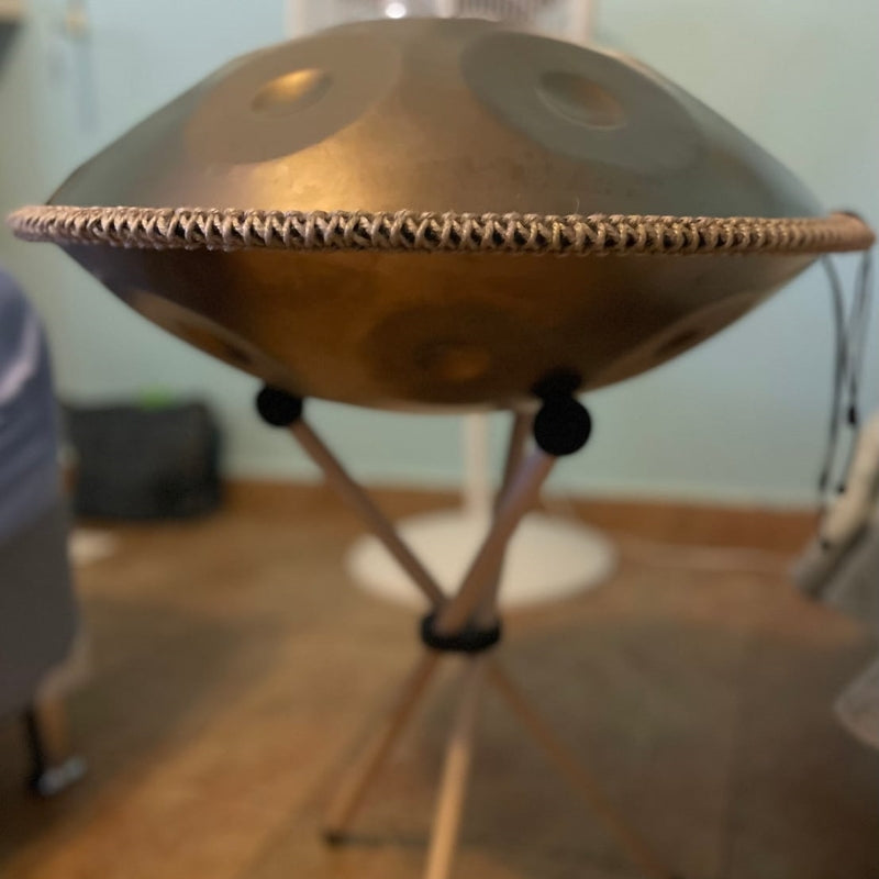 Display handpan on a stand